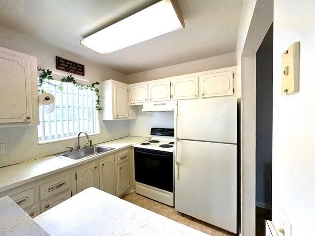 For Sale: $59,999 (1 beds, 1 baths, 702 Square Feet)