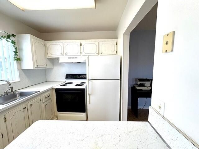 For Sale: $59,999 (1 beds, 1 baths, 702 Square Feet)