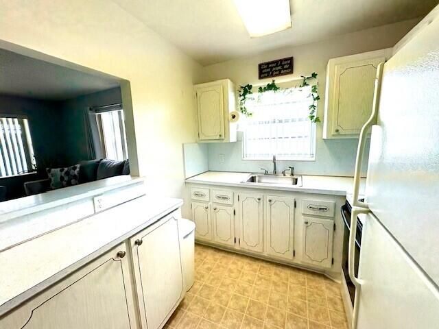 For Sale: $59,999 (1 beds, 1 baths, 702 Square Feet)