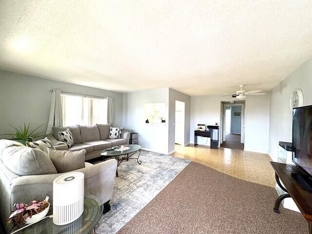 For Sale: $59,999 (1 beds, 1 baths, 702 Square Feet)