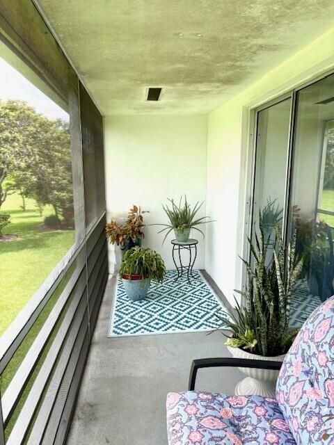 For Sale: $59,999 (1 beds, 1 baths, 702 Square Feet)