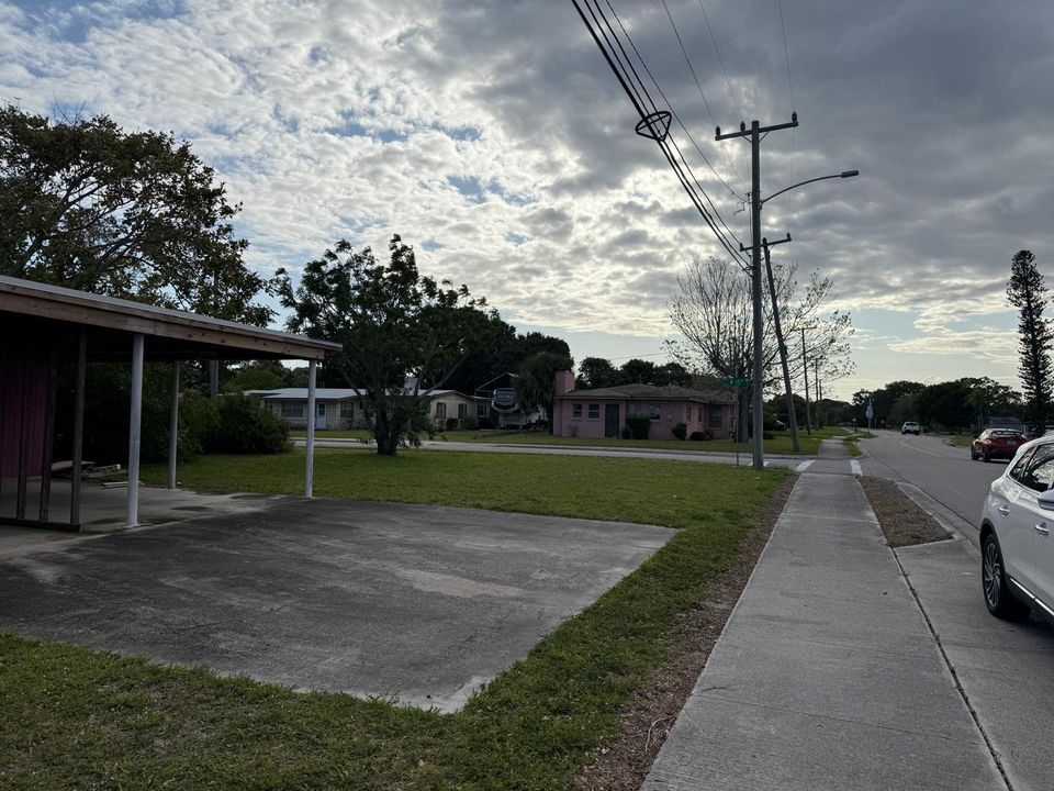 Под контрактом: $53,900 (4 спален, 1 ванн, 1204 Квадратных фут)