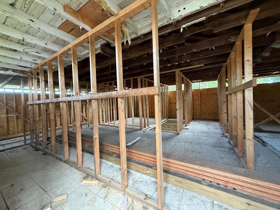 Под контрактом: $53,900 (4 спален, 1 ванн, 1204 Квадратных фут)