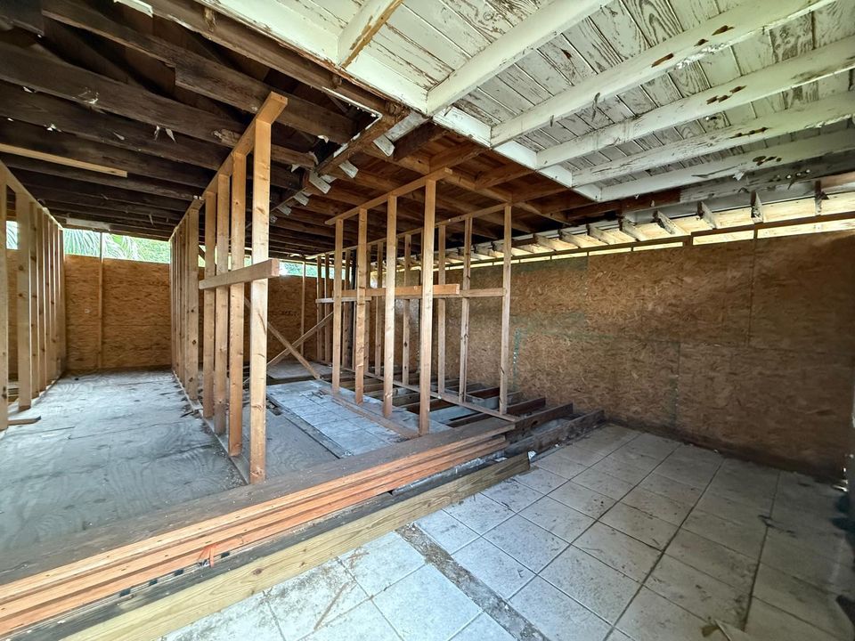 Под контрактом: $53,900 (4 спален, 1 ванн, 1204 Квадратных фут)