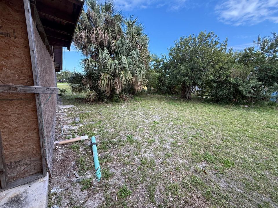 Под контрактом: $53,900 (4 спален, 1 ванн, 1204 Квадратных фут)