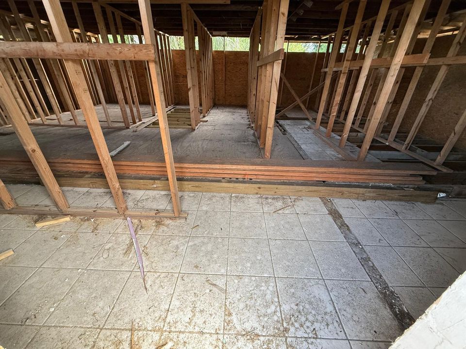 Под контрактом: $53,900 (4 спален, 1 ванн, 1204 Квадратных фут)