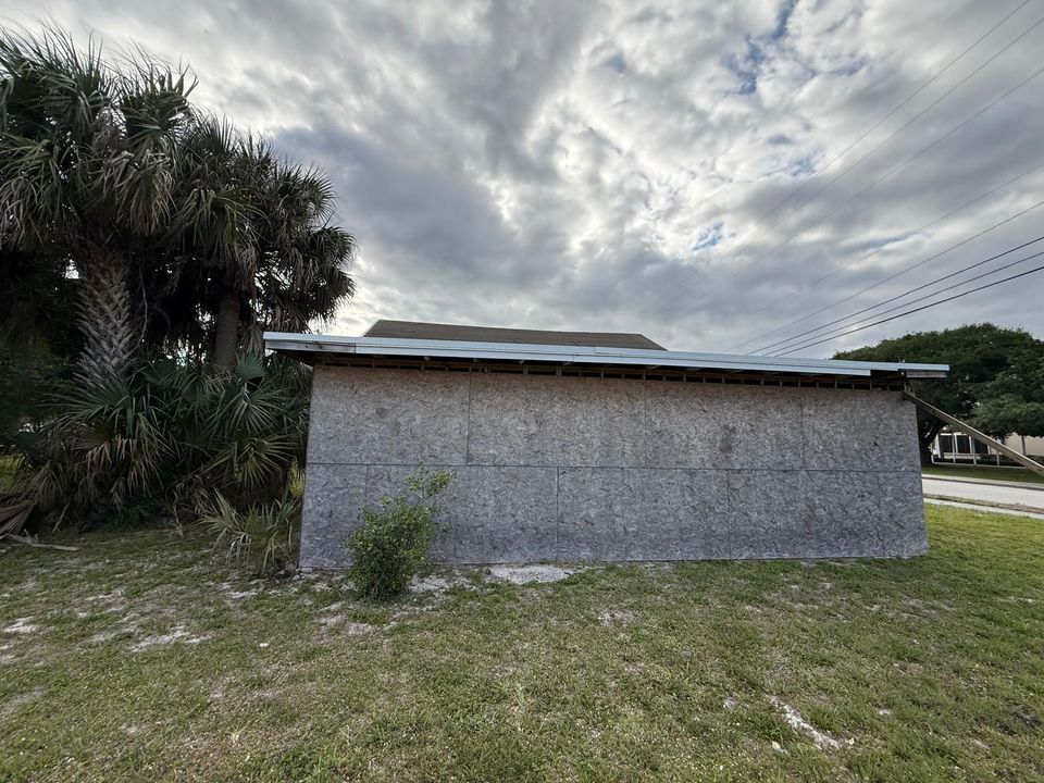 Под контрактом: $53,900 (4 спален, 1 ванн, 1204 Квадратных фут)