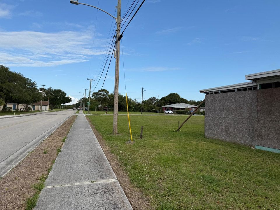 Под контрактом: $53,900 (4 спален, 1 ванн, 1204 Квадратных фут)