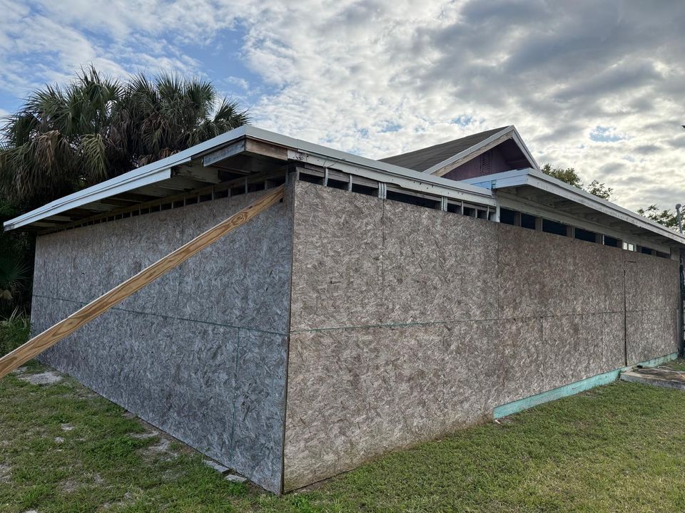 Под контрактом: $53,900 (4 спален, 1 ванн, 1204 Квадратных фут)