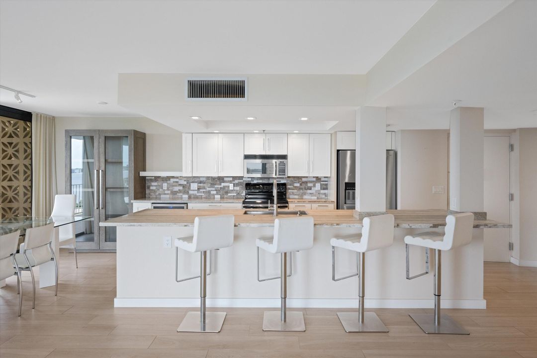 合同活跃: $1,325,000 (2 贝兹, 2 浴室, 1740 平方英尺)