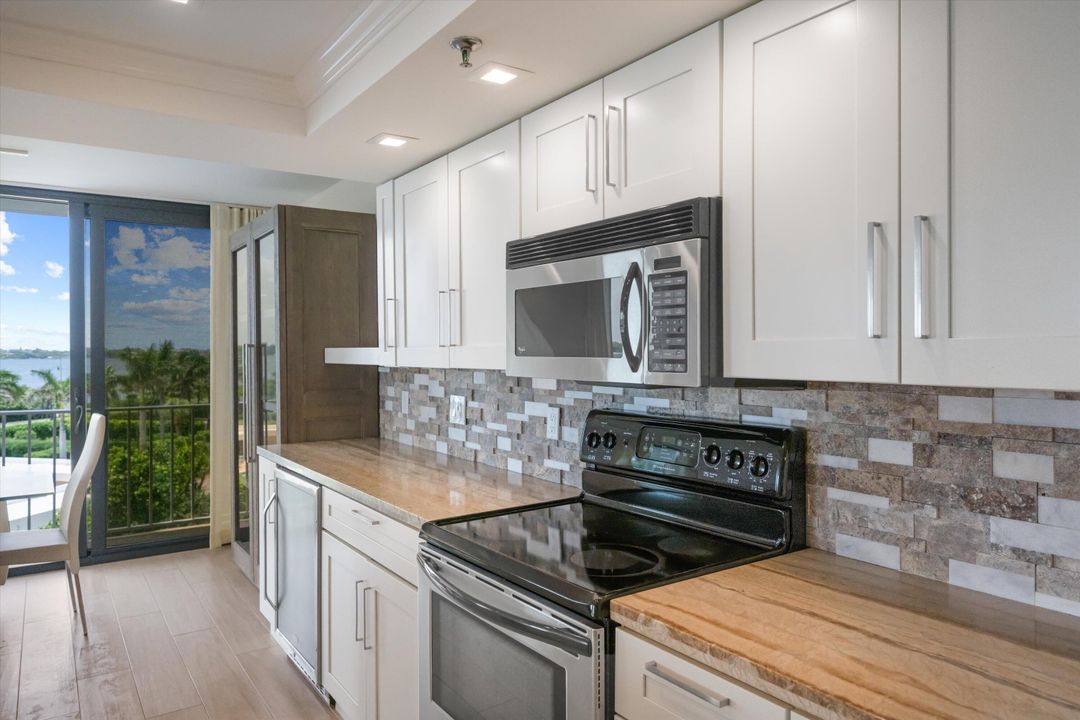 合同活跃: $1,325,000 (2 贝兹, 2 浴室, 1740 平方英尺)