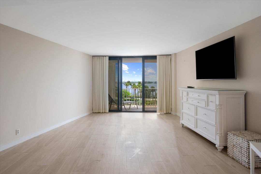 合同活跃: $1,325,000 (2 贝兹, 2 浴室, 1740 平方英尺)