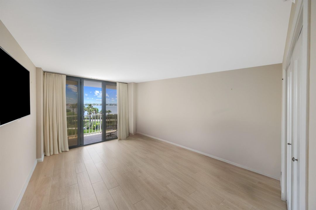 合同活跃: $1,325,000 (2 贝兹, 2 浴室, 1740 平方英尺)