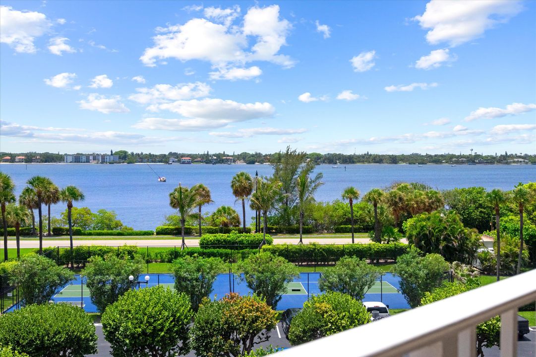 合同活跃: $1,325,000 (2 贝兹, 2 浴室, 1740 平方英尺)