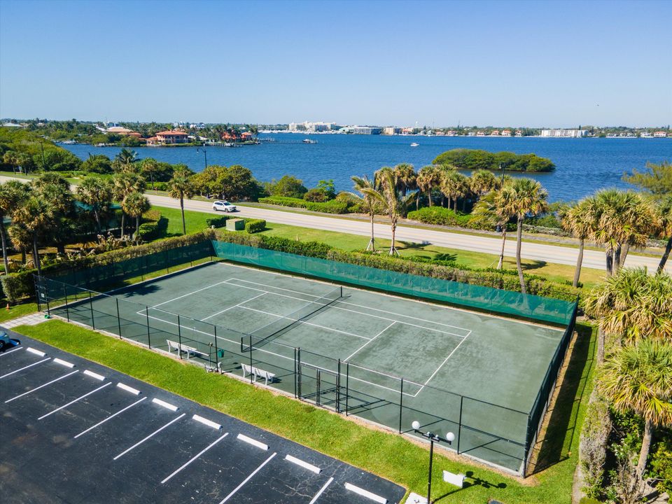 合同活跃: $1,325,000 (2 贝兹, 2 浴室, 1740 平方英尺)