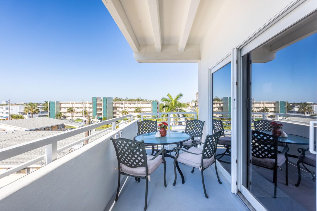 Под контрактом: $2,200 (1 спален, 1 ванн, 740 Квадратных фут)