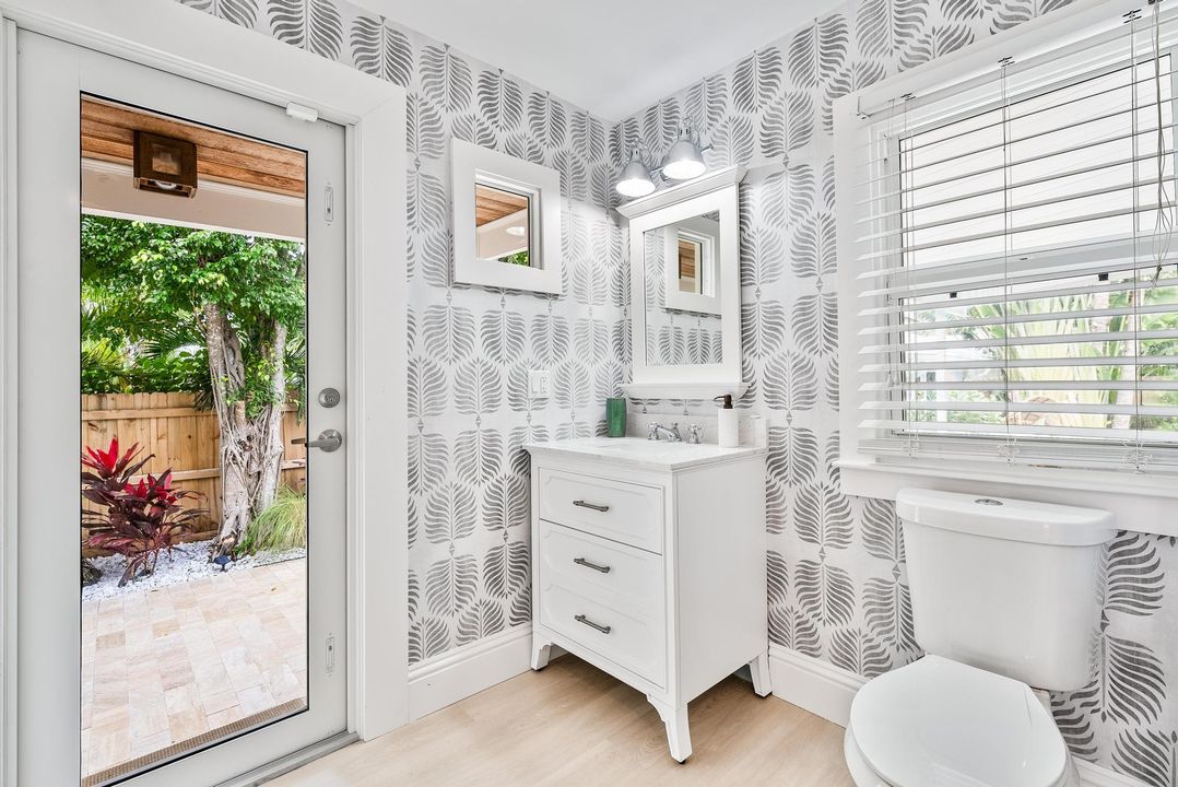 合同活跃: $1,340,000 (4 贝兹, 3 浴室, 1713 平方英尺)