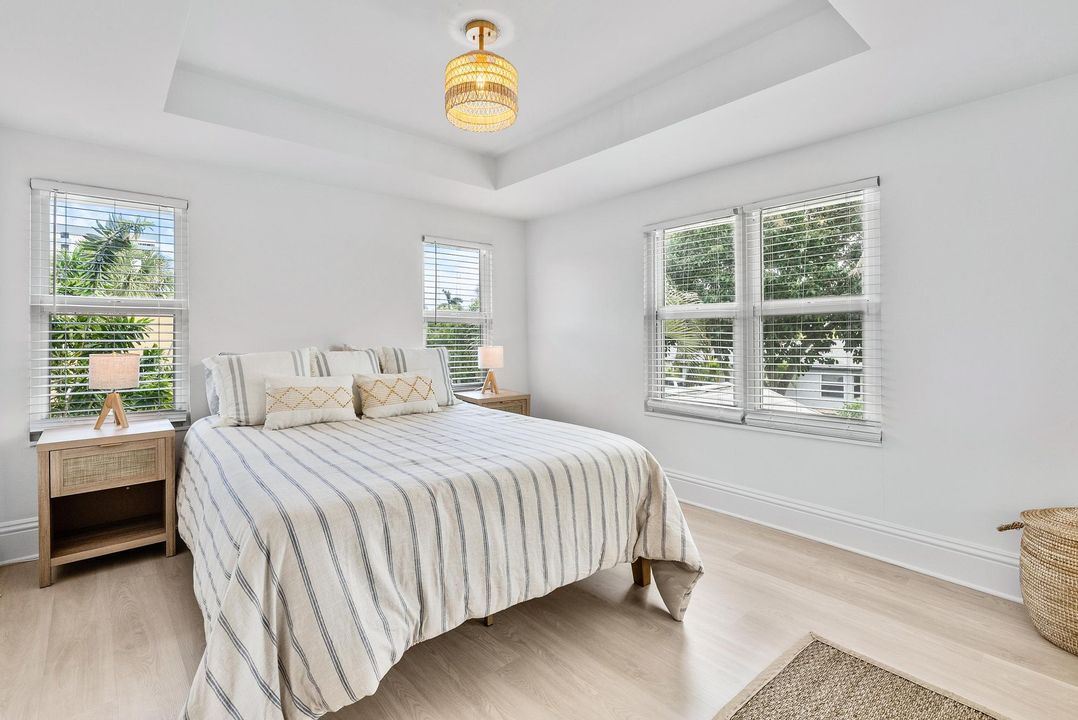 合同活跃: $1,340,000 (4 贝兹, 3 浴室, 1713 平方英尺)