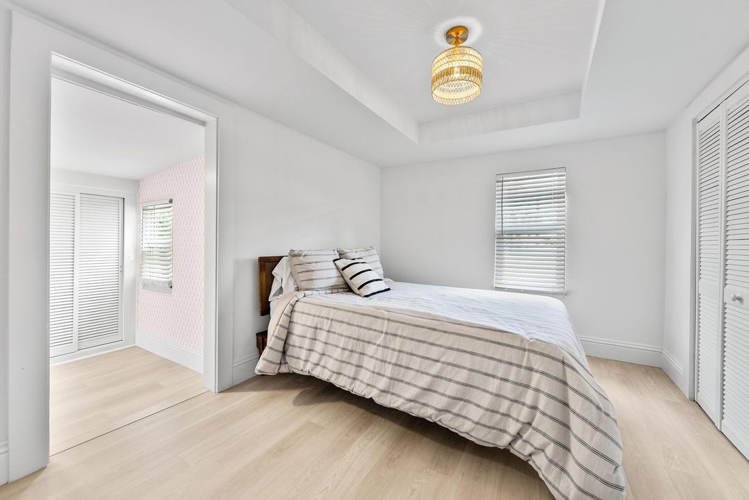 合同活跃: $1,340,000 (4 贝兹, 3 浴室, 1713 平方英尺)