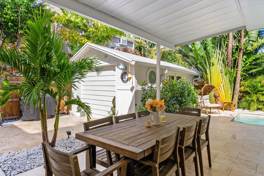 合同活跃: $1,340,000 (4 贝兹, 3 浴室, 1713 平方英尺)