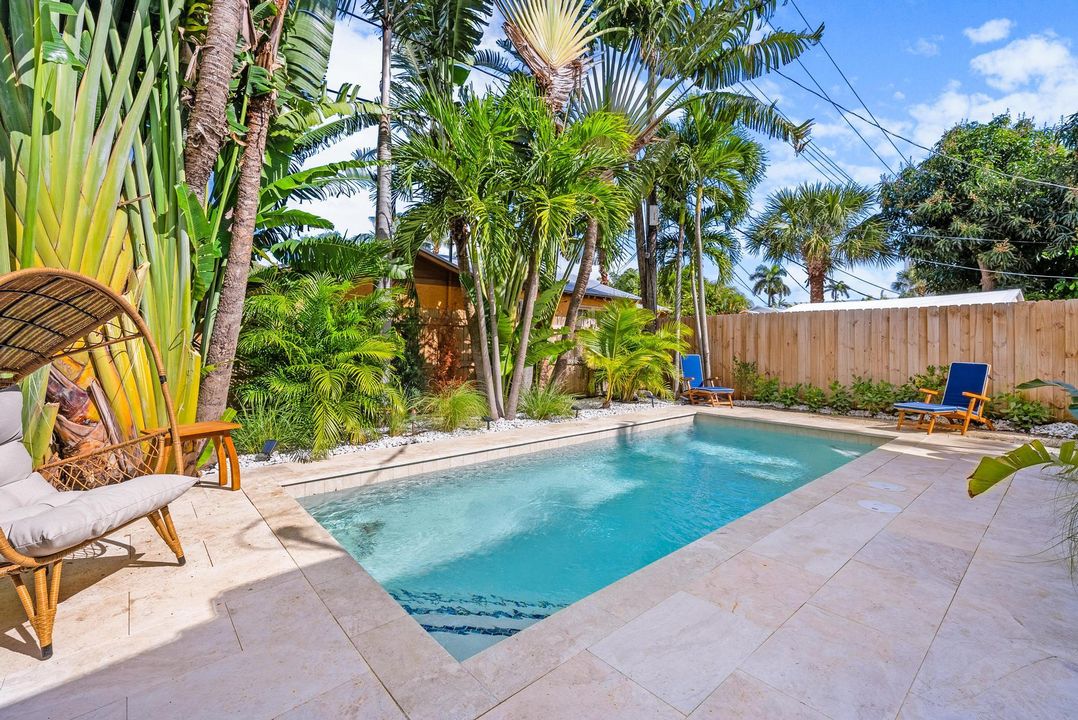 合同活跃: $1,340,000 (4 贝兹, 3 浴室, 1713 平方英尺)