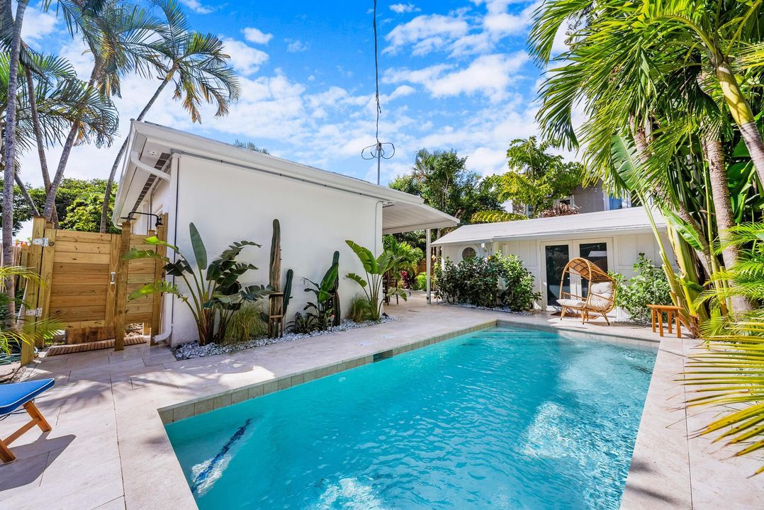 合同活跃: $1,340,000 (4 贝兹, 3 浴室, 1713 平方英尺)