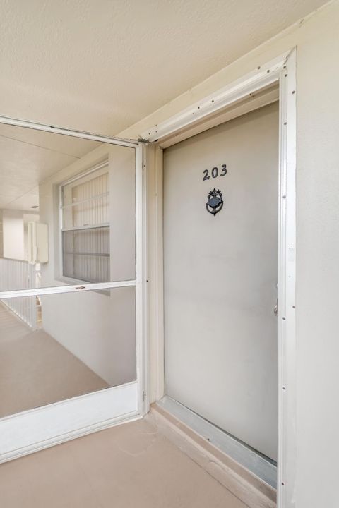 For Sale: $119,997 (1 beds, 1 baths, 800 Square Feet)