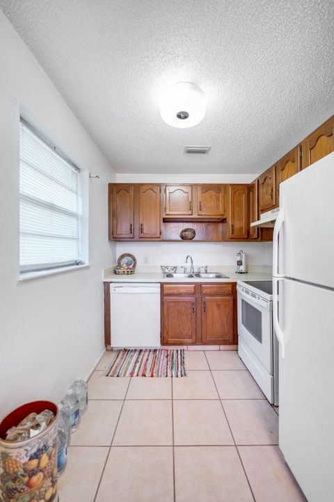 For Sale: $119,997 (1 beds, 1 baths, 800 Square Feet)