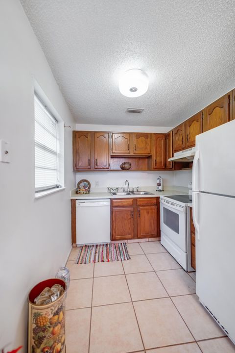 For Sale: $119,997 (1 beds, 1 baths, 800 Square Feet)