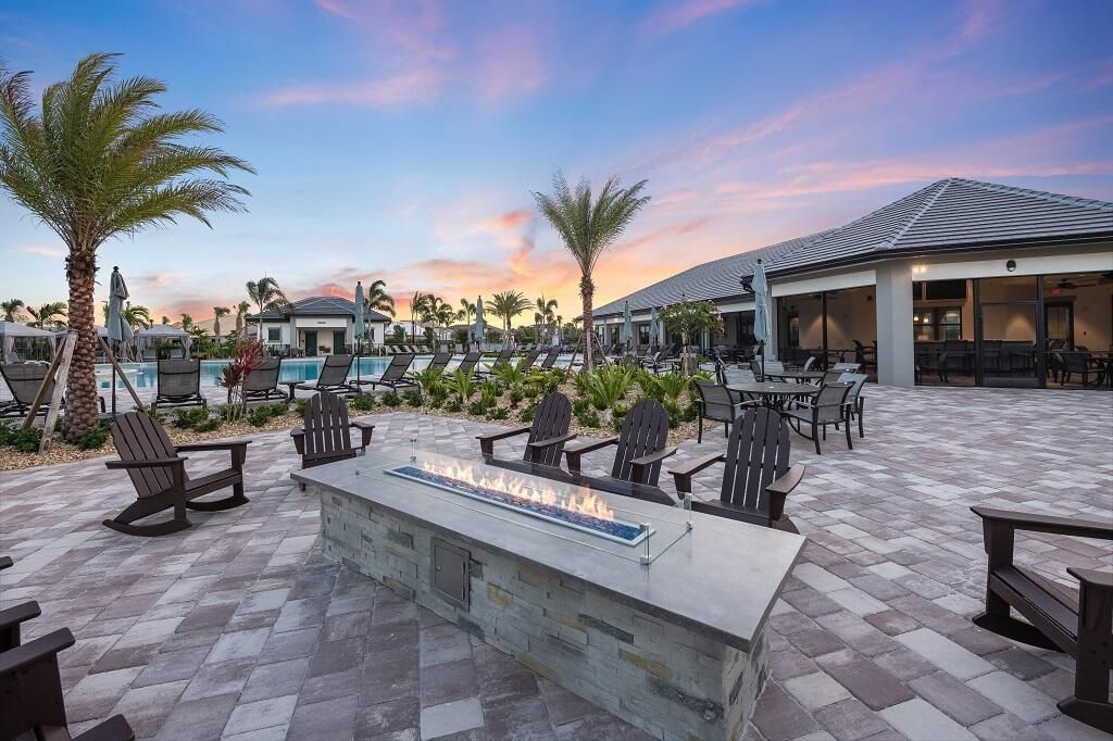 Active With Contract: $834,845 (4 beds, 3 baths, 2334 Square Feet)