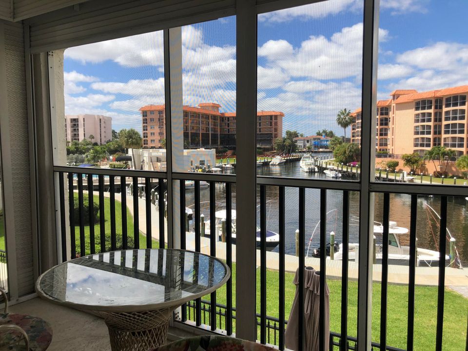 Active With Contract: $4,200 (2 beds, 2 baths, 958 Square Feet)