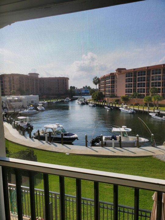 Active With Contract: $4,200 (2 beds, 2 baths, 958 Square Feet)