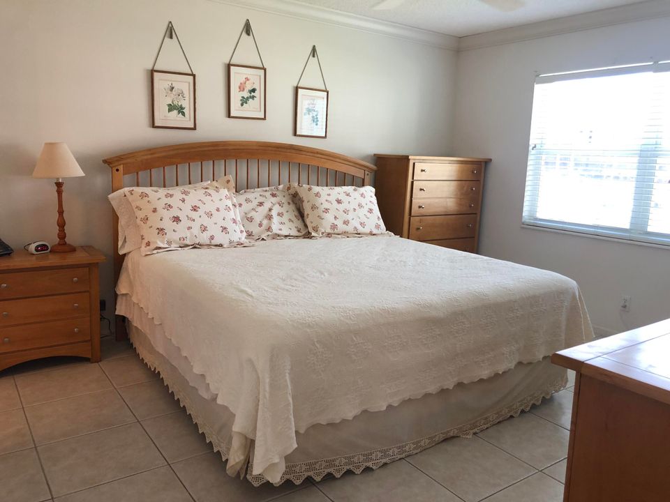 Active With Contract: $4,200 (2 beds, 2 baths, 958 Square Feet)