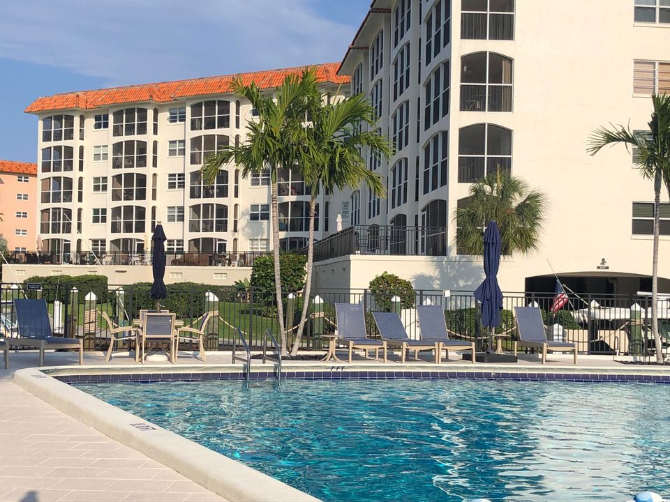 Active With Contract: $4,200 (2 beds, 2 baths, 958 Square Feet)