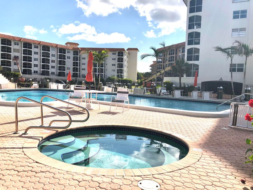 Active With Contract: $4,200 (2 beds, 2 baths, 958 Square Feet)
