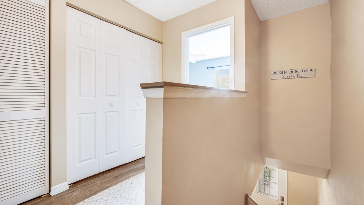 待售: $376,500 (2 贝兹, 2 浴室, 1233 平方英尺)