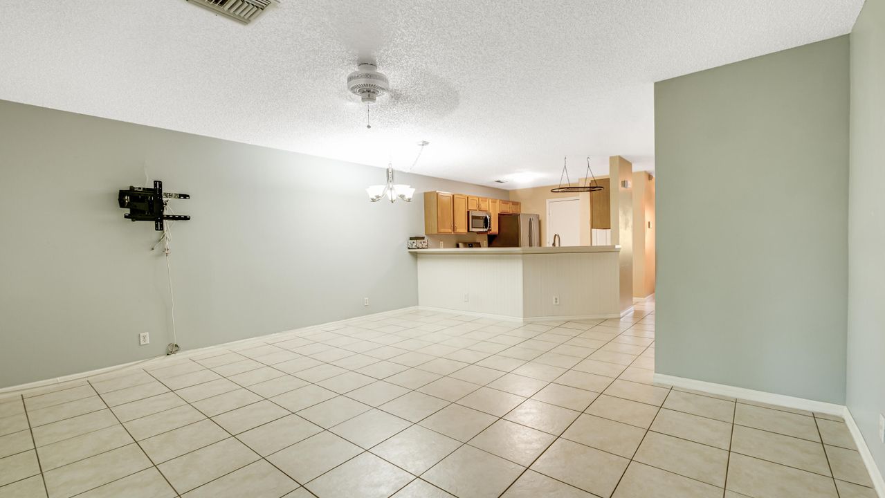 待售: $376,500 (2 贝兹, 2 浴室, 1233 平方英尺)