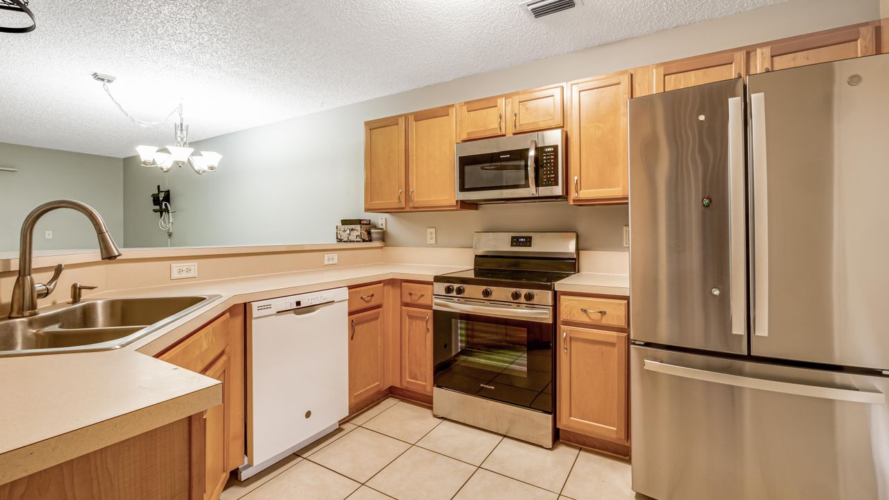 待售: $376,500 (2 贝兹, 2 浴室, 1233 平方英尺)