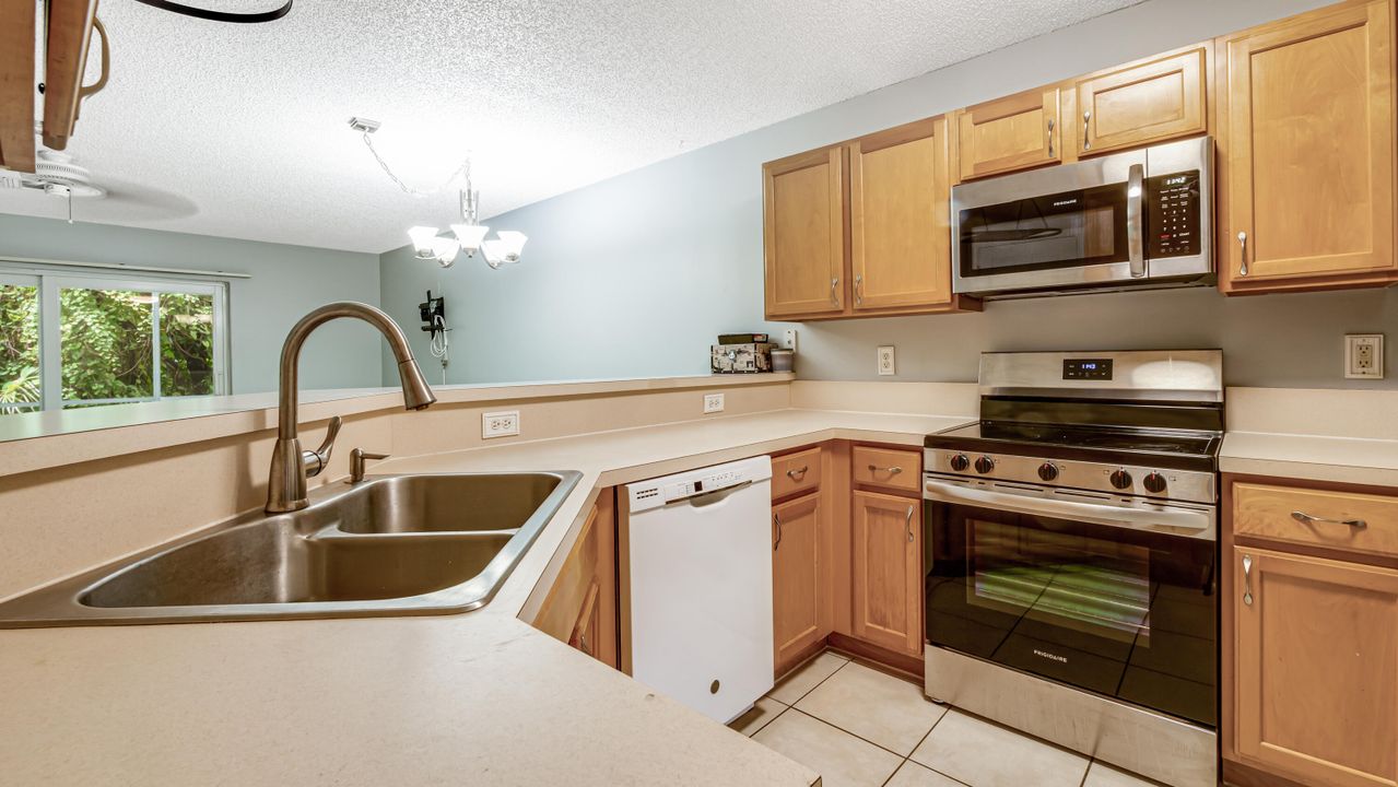 待售: $376,500 (2 贝兹, 2 浴室, 1233 平方英尺)