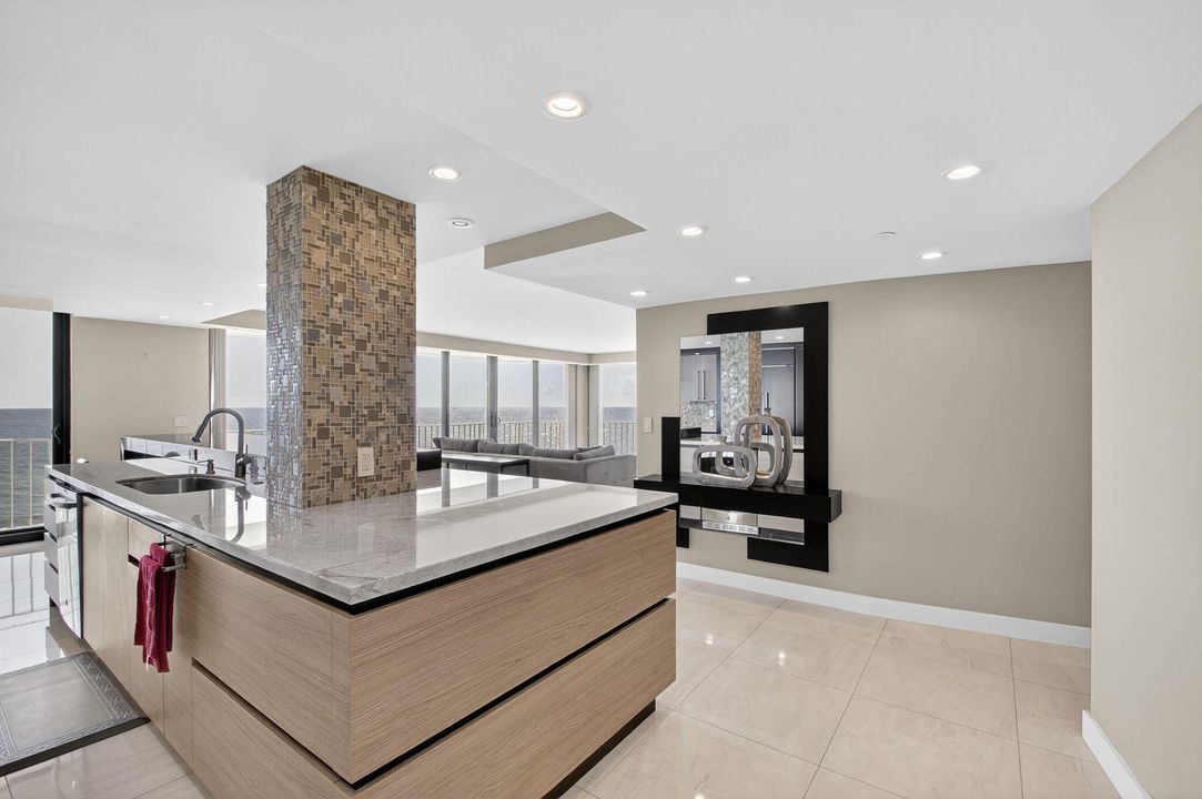 合同活跃: $20,000 (3 贝兹, 2 浴室, 2119 平方英尺)