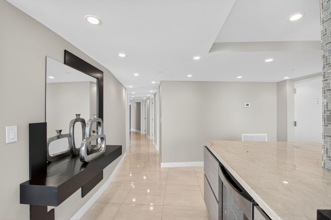 合同活跃: $20,000 (3 贝兹, 2 浴室, 2119 平方英尺)