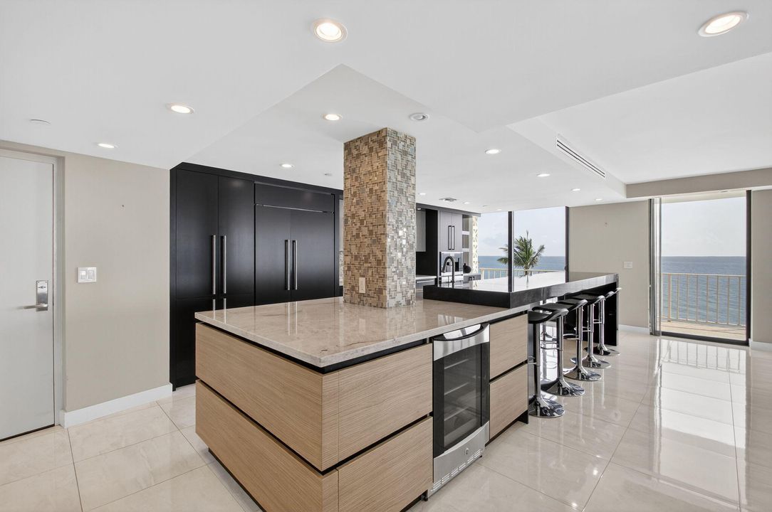 合同活跃: $20,000 (3 贝兹, 2 浴室, 2119 平方英尺)