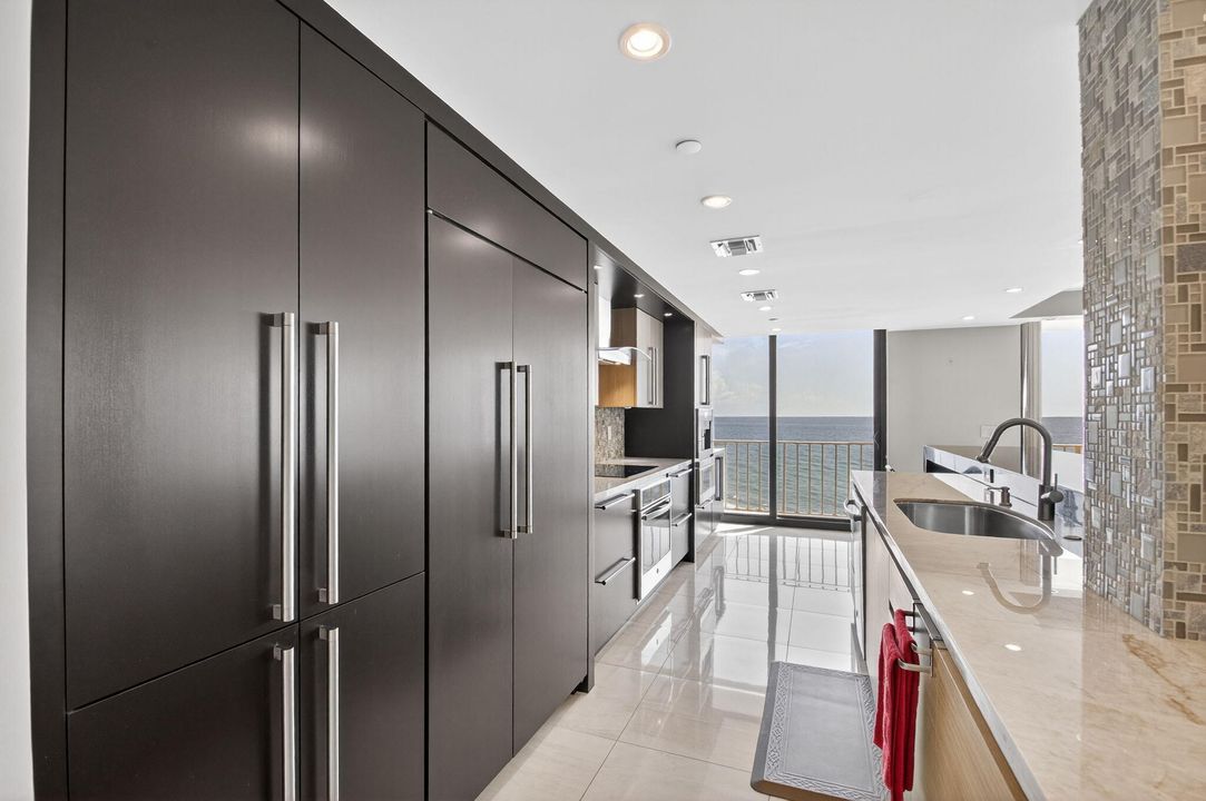 合同活跃: $20,000 (3 贝兹, 2 浴室, 2119 平方英尺)