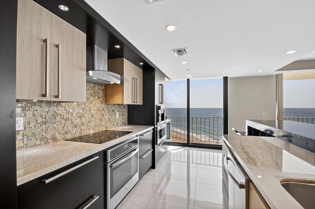 合同活跃: $20,000 (3 贝兹, 2 浴室, 2119 平方英尺)