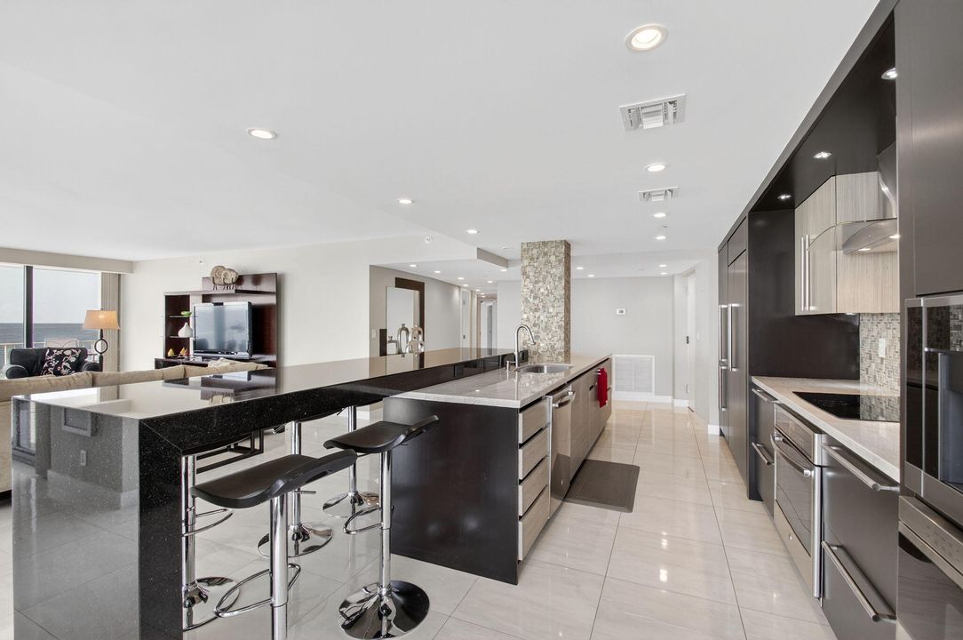 合同活跃: $20,000 (3 贝兹, 2 浴室, 2119 平方英尺)