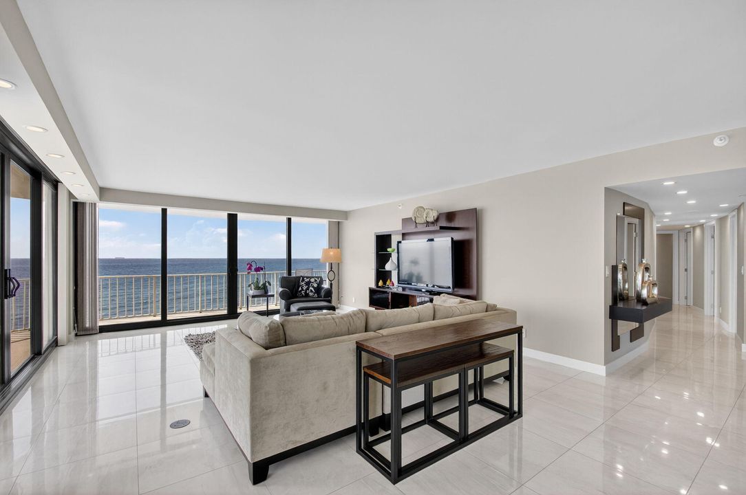 合同活跃: $20,000 (3 贝兹, 2 浴室, 2119 平方英尺)