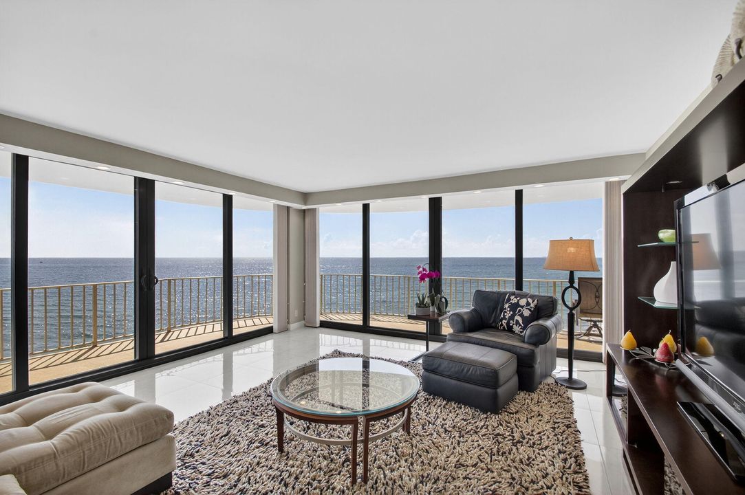 合同活跃: $20,000 (3 贝兹, 2 浴室, 2119 平方英尺)