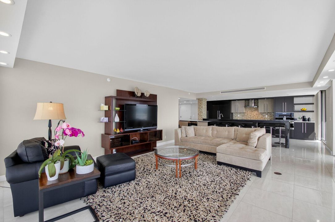 合同活跃: $20,000 (3 贝兹, 2 浴室, 2119 平方英尺)