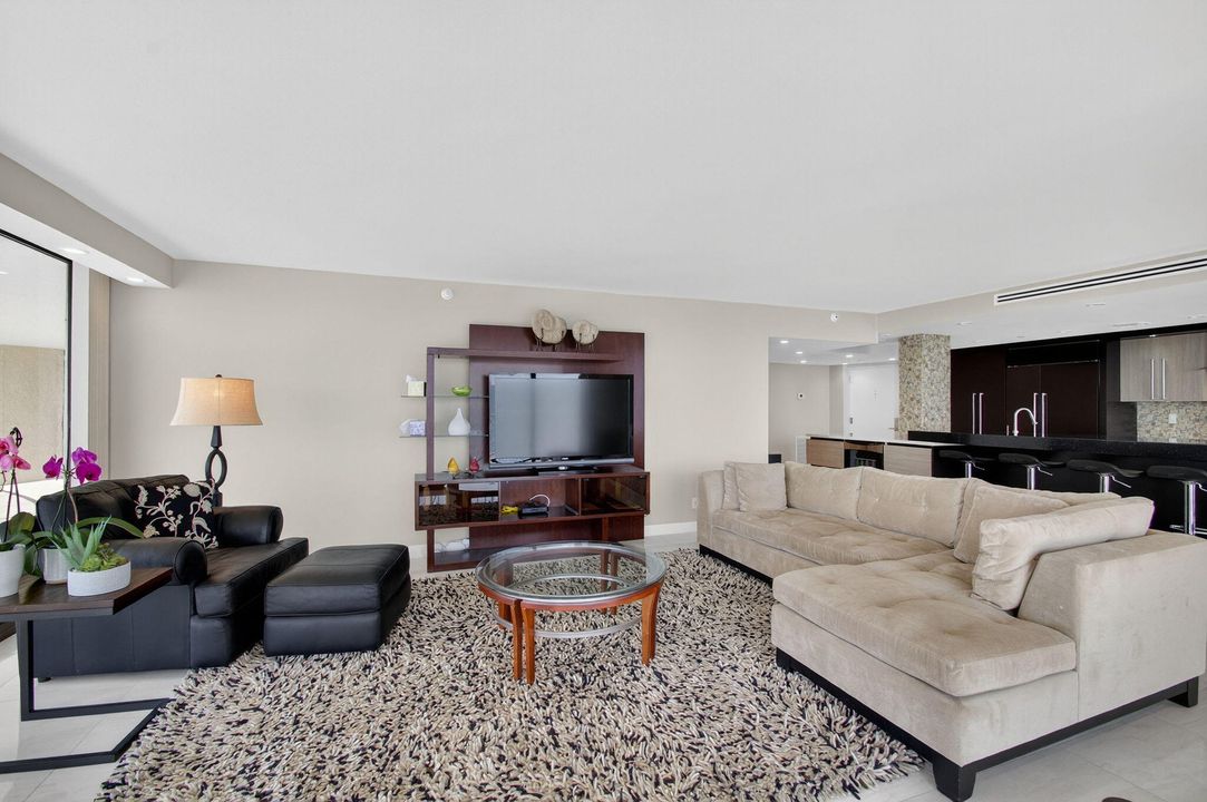 合同活跃: $20,000 (3 贝兹, 2 浴室, 2119 平方英尺)