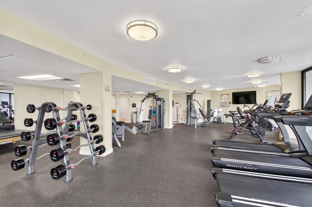 合同活跃: $20,000 (3 贝兹, 2 浴室, 2119 平方英尺)